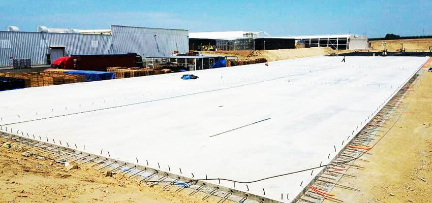 SAMAYCA INGENIEROS SAC PARTICIPA EN LA EJECUCIÓN DE LOSAS POSTENSADAS MASIVAS SIN JUNTAS DE CONSTRUCCIÓN SOBRE SUELO