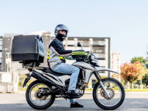 un mensajero en una motocicleta