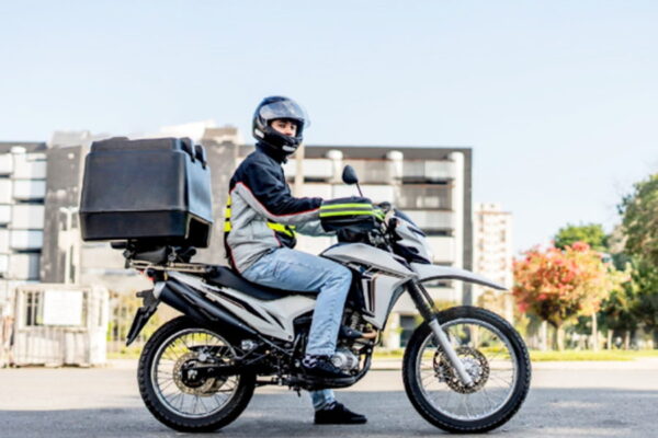 un mensajero en una motocicleta