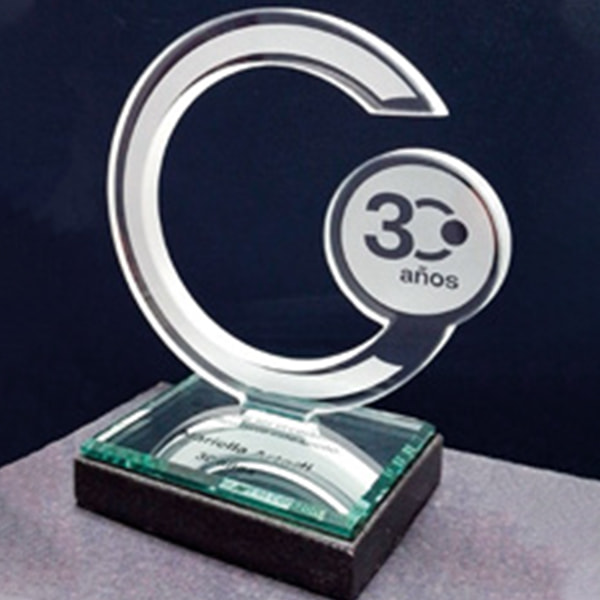 trofeo de vidrio en corte laser