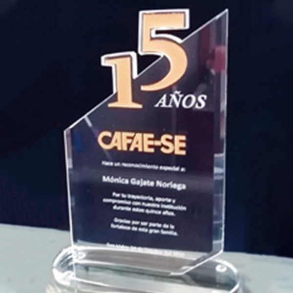 trofeo de vidrio en corte laser