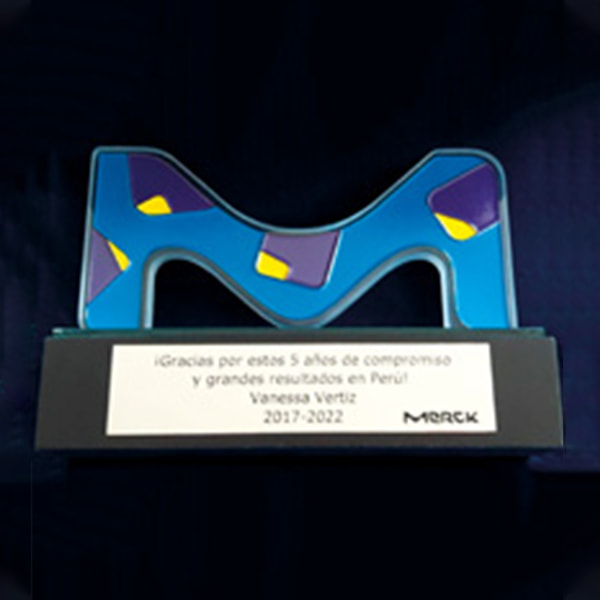 trofeo de vidrio en corte laser